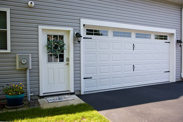 24/7 Emergency Garage Door Panel Replacement experts in Thomasboro, IL
